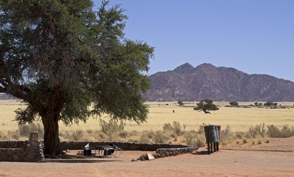 Safari initiatique Namibie — Delest Wild Retreat Sossusvlei campsite desert
